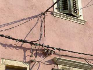 Les câbles électriques présentent tous une petite résistance au passage du courant
